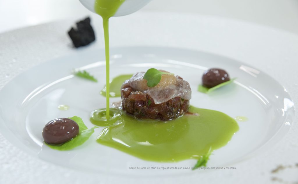 Carne de lomo de atun Balfego ahumado con olivas verdes y negras
