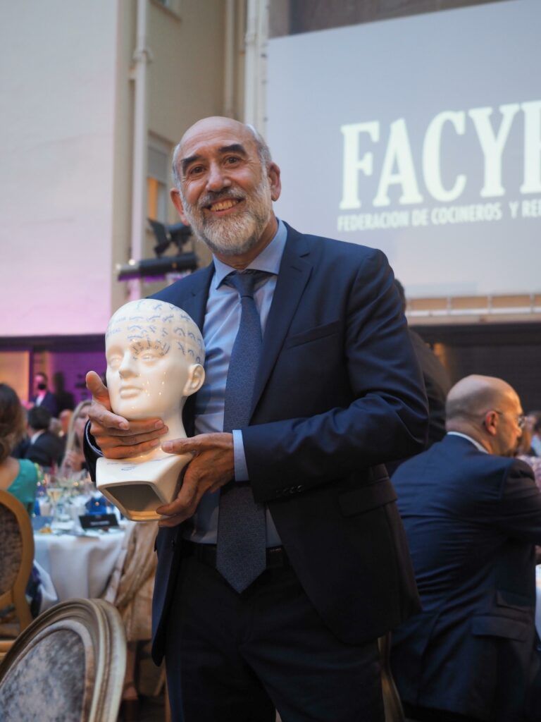 2Juan Serrano con el premio Cubí de FACYRE