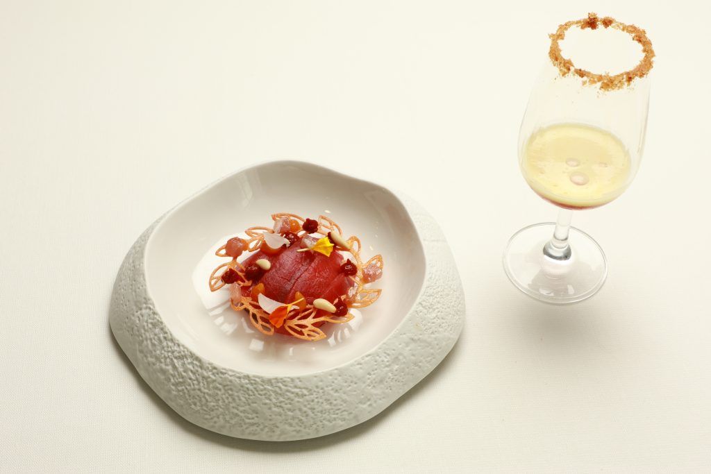 Pastel cremoso de titaina de lomo de atun rojo Balfego con jugo de pimiento asados y alinado con su katsuobushi