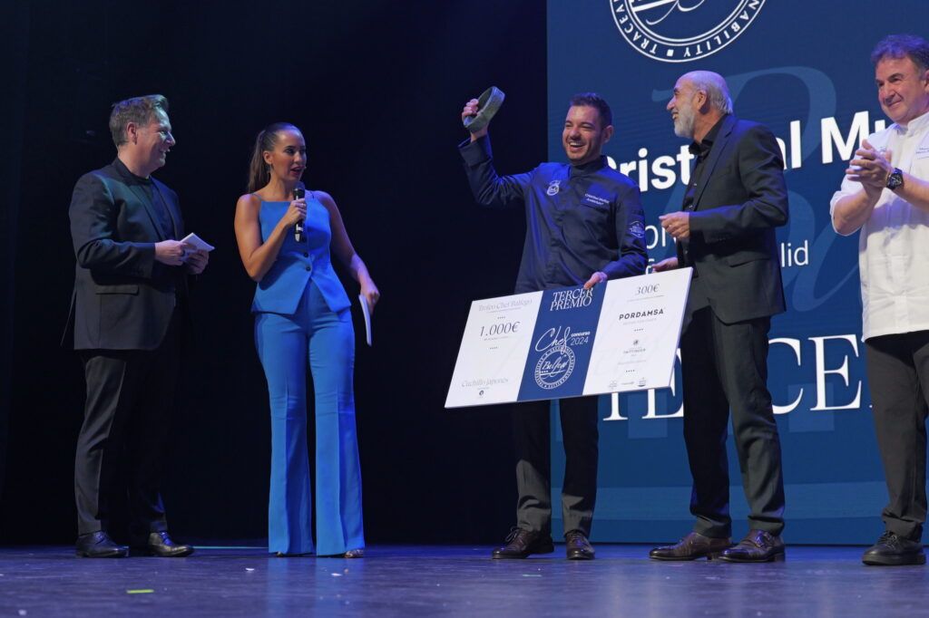 CRISTOBAL RECIBIENDO EL PREMIO 1