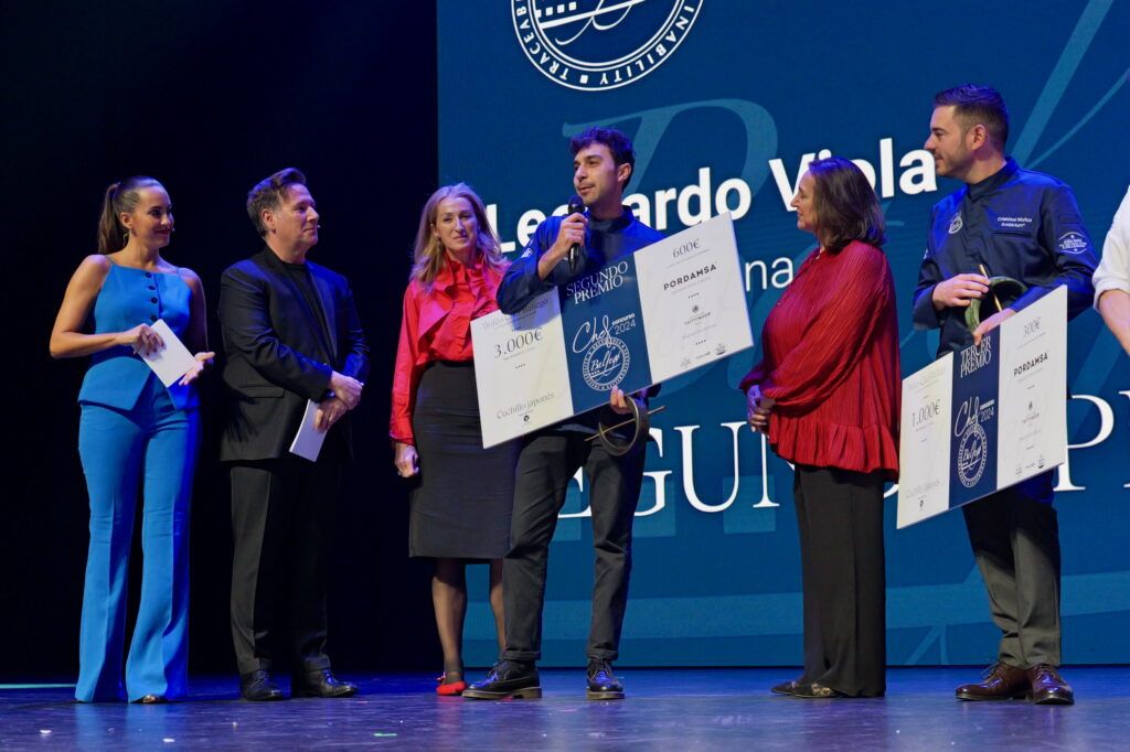 LEONARDO RECIBIENDO EL PREMIO 1