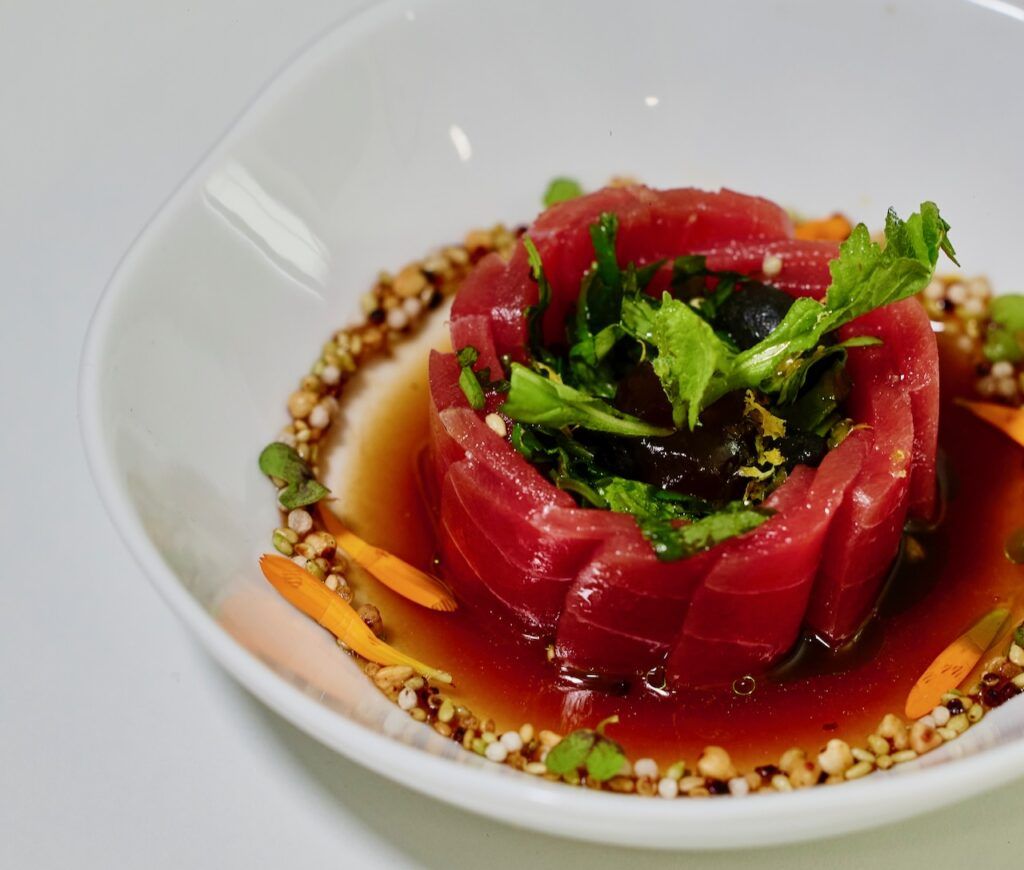 El chef alemán Franz-Josef Unterlechner gana Chef Balfegó 2025 24 Leo Besnard Filete de atun de la casa Balfego en sashimi fino salsa ponzu casera hierbas frescas. 1